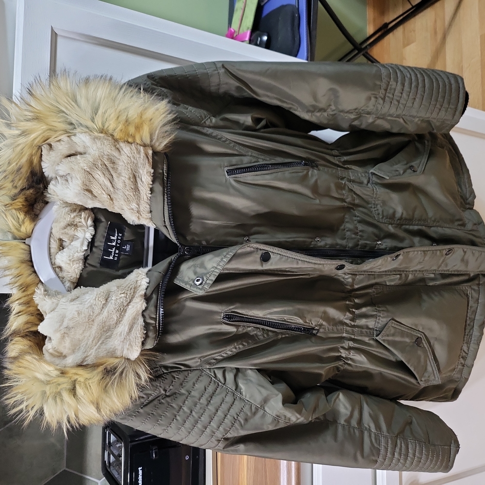 Nicole Miller winter coat with faux fur lined hood 💜💛 Size L.